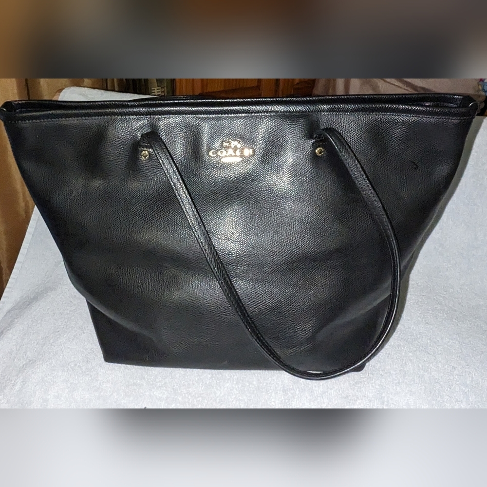 Coach Street black leather tote bag. F 34103